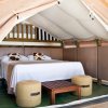 Tenda glamping con letto matrimoniale.