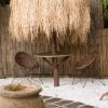 Area relax con sedie e tavolo rustici.