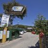 Ingresso di un ristorante e bazar con cartelli e piante fiorite.