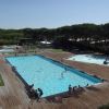 Piscina rettangolare e altre vasche su piattaforma di legno.