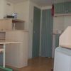 Interno con ripiani in legno, porte verdi e riscaldamento a parete.