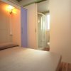Camera con letto matrimoniale e bagno annesso.